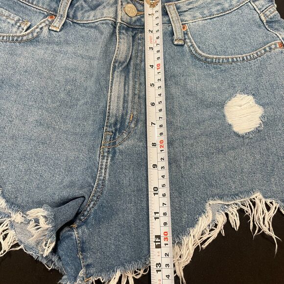 ~ Forever 21 sz 29 Jean Shorts Frayed Raw Hem Ripped Cut Offs Medium Blue Denim - Picture 7 of 15